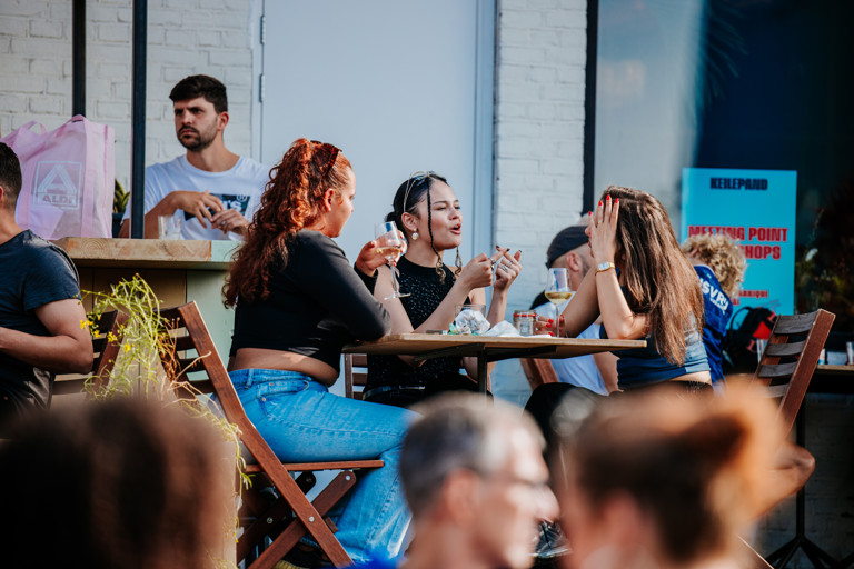 Vriendinnen op het terras van MOMO FABRIQUE