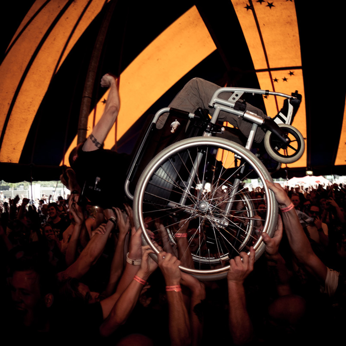 BOA Rolstoel Handen Crowdsurf Foto Door GWMP