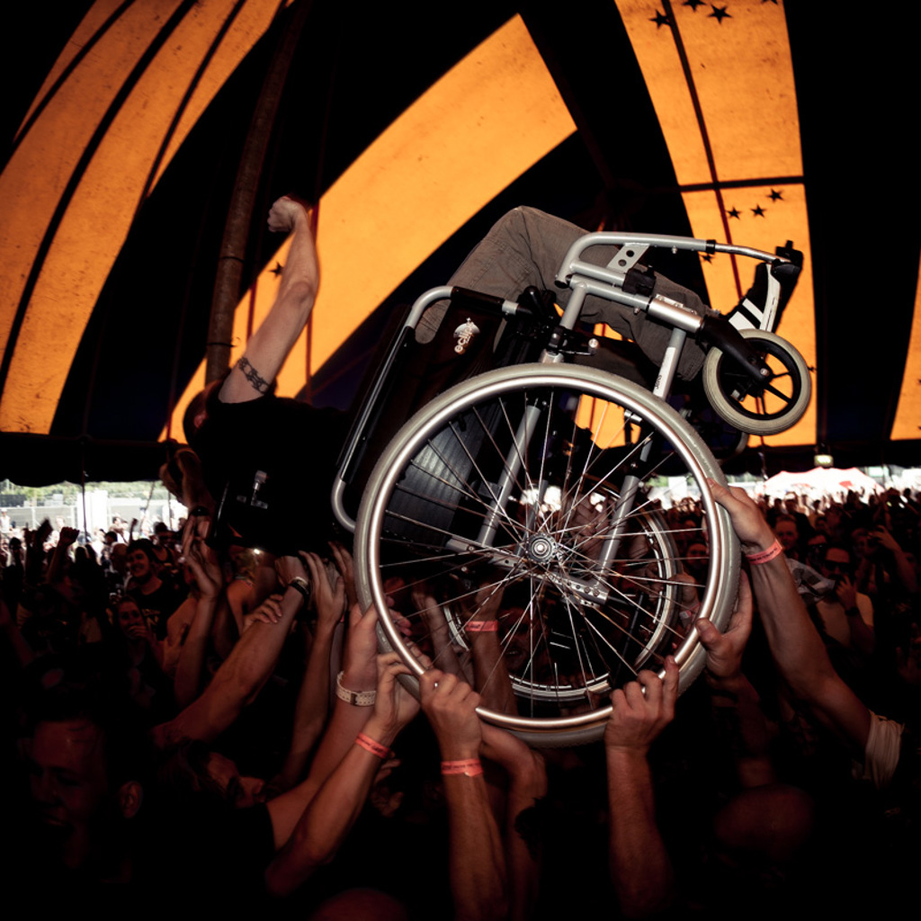 BOA Rolstoel Handen Crowdsurf Foto Door GWMP