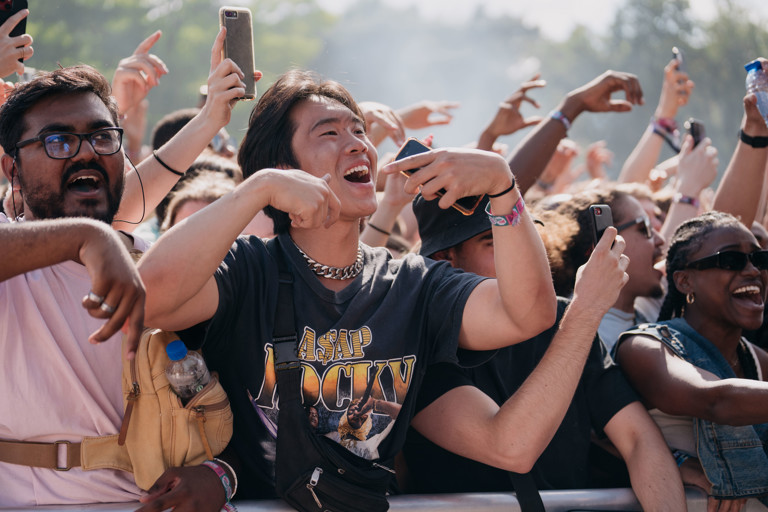 Publiek danst en zingt tijdens WOO HAH festival 2020